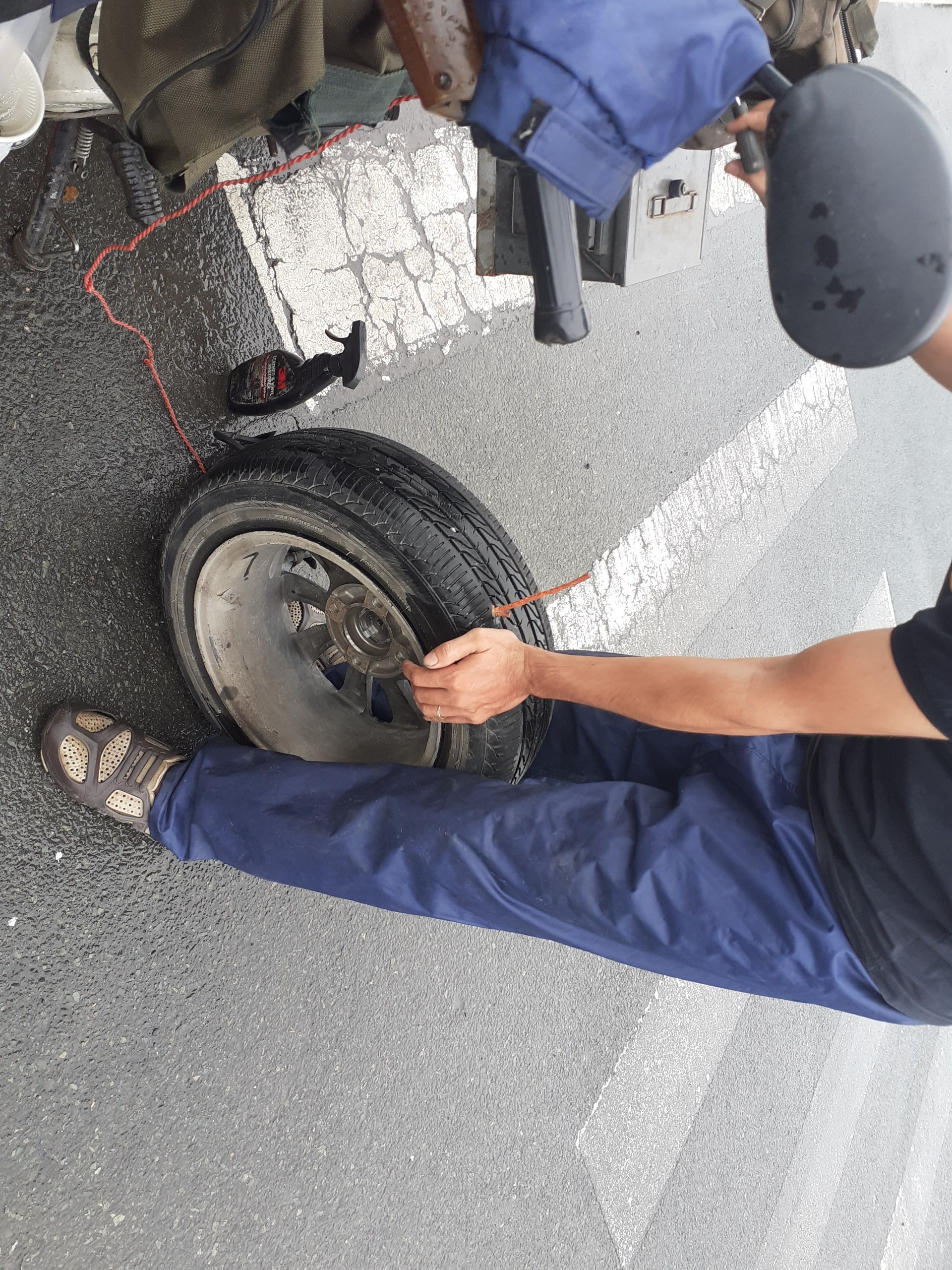 Sửa chữa lốp xe ô tô đường Huỳnh Thúc Kháng