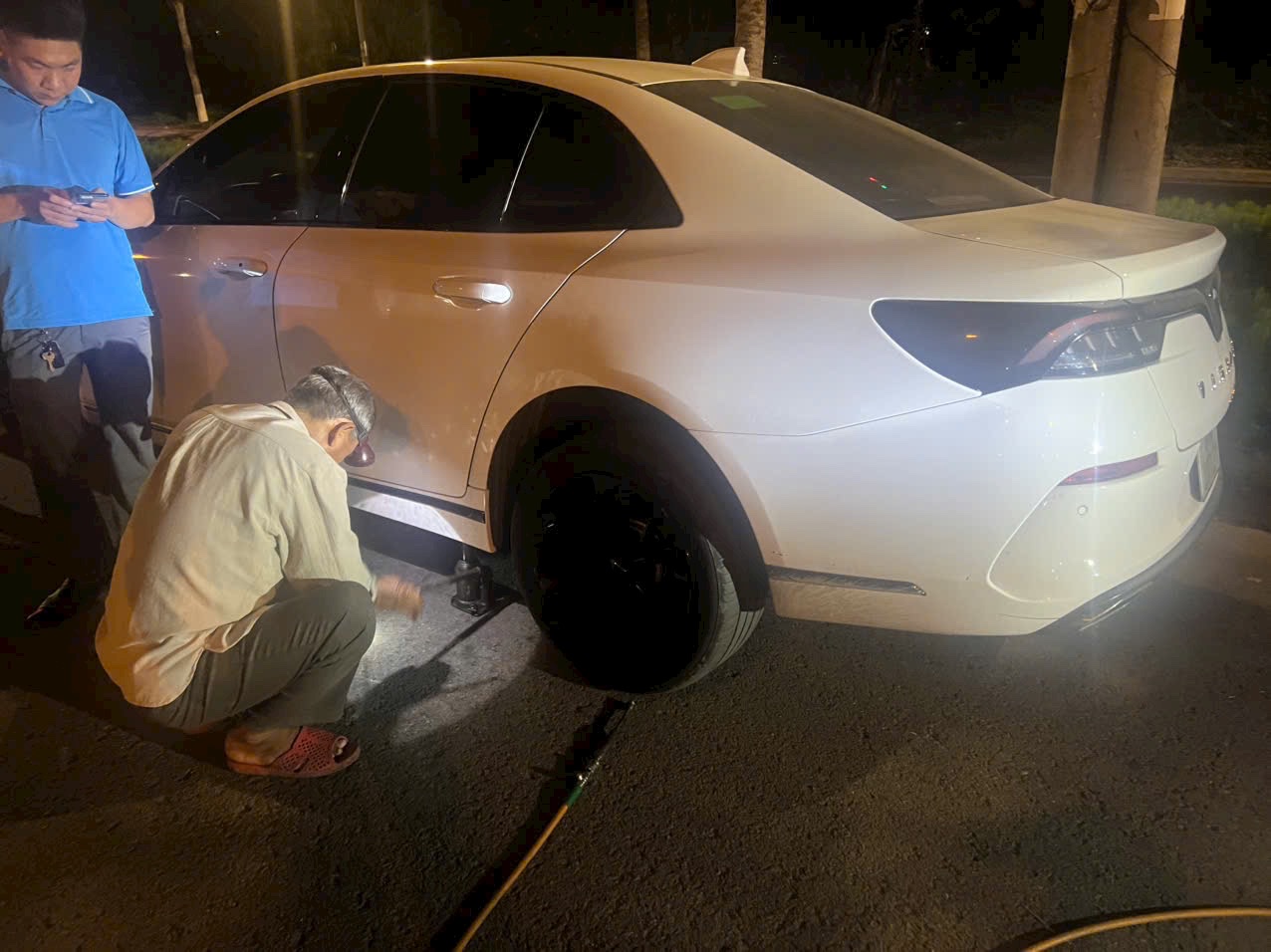 Sửa ô tô tận nơi trong đêm Sài Gòn