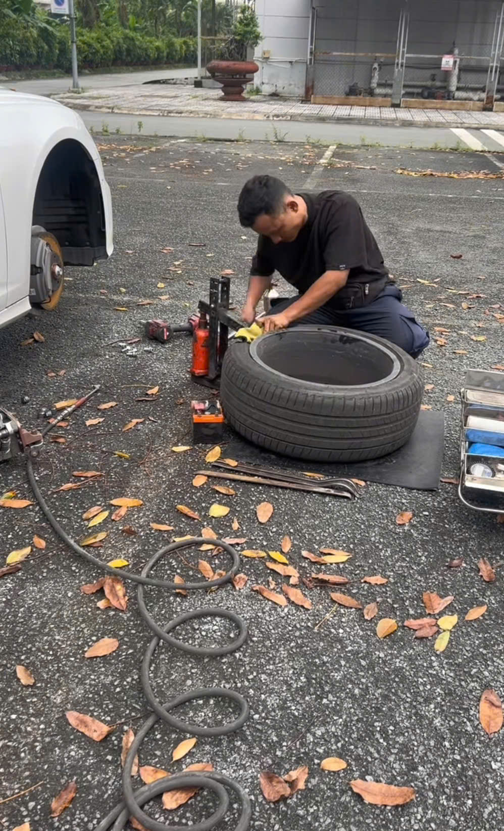 Sửa lốp ô tô lưu động TPHCM 24/7