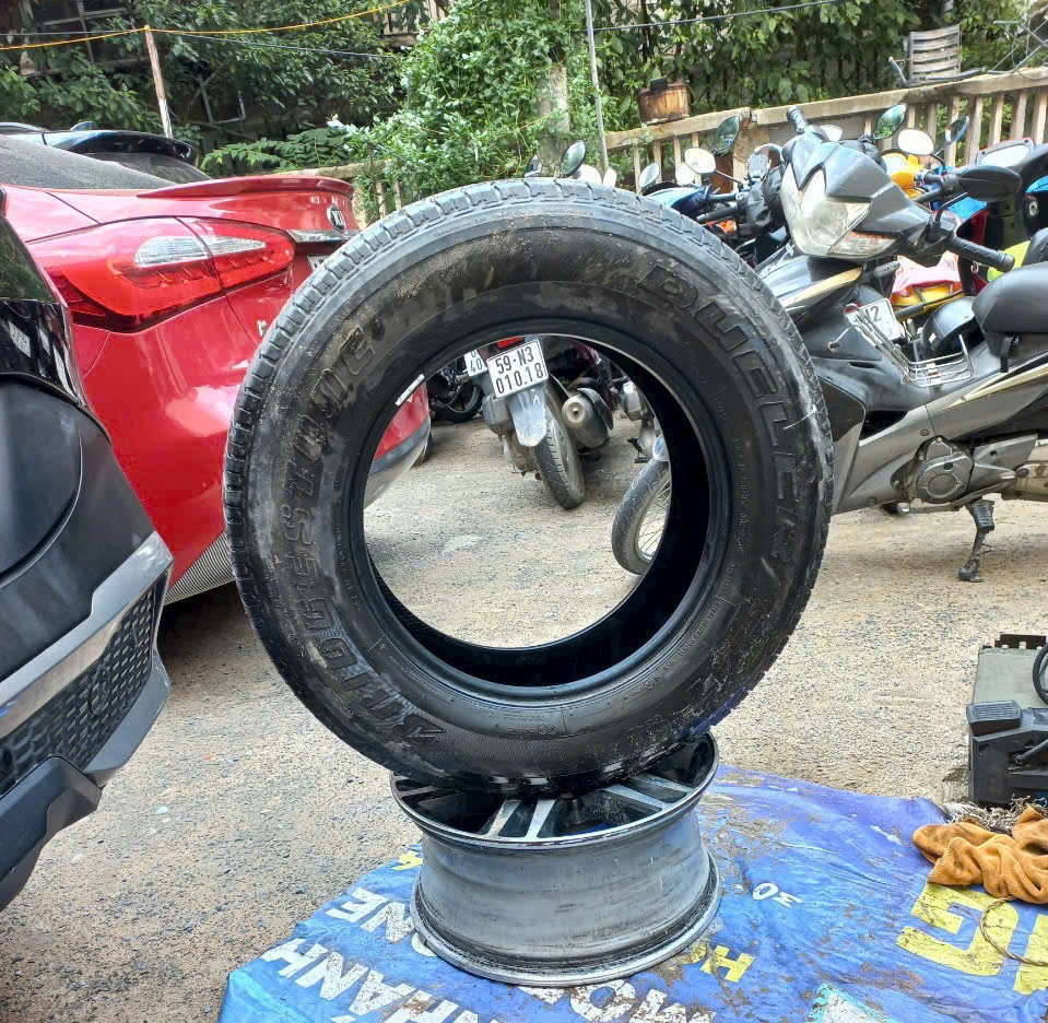 Sửa ô tô bị thủng lốp giữa đường